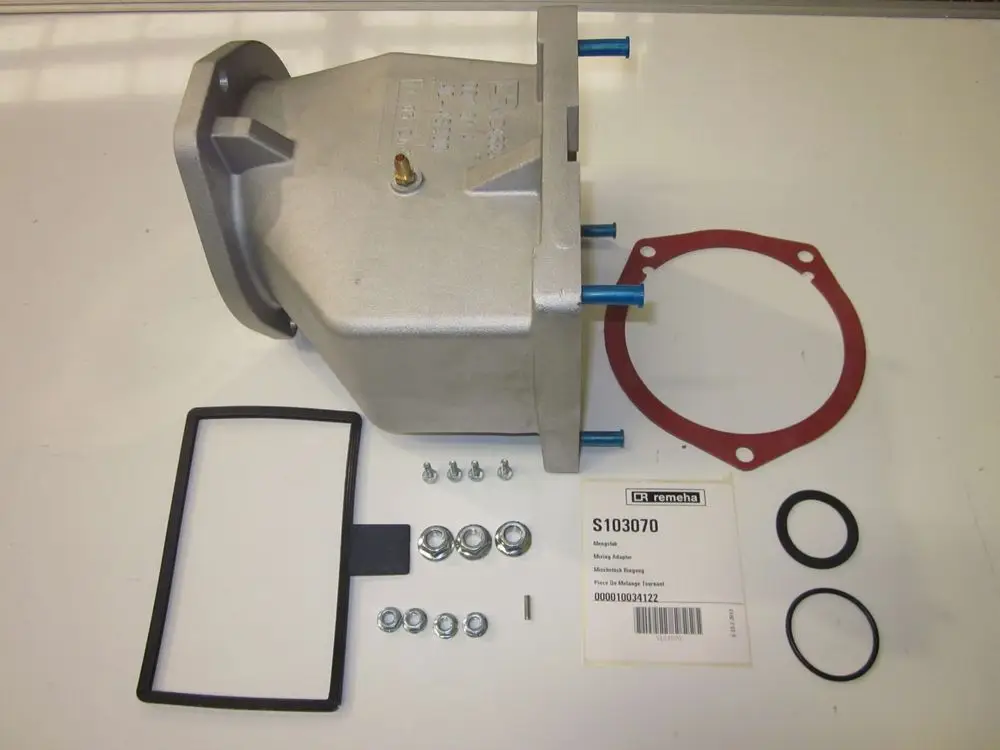 Mischstück von Remeha, aus Aluminium, mit angeschlossenen blauen Rohren und Zubehörteilen wie Dichtungen und Schrauben auf einem weißen Untergrund.